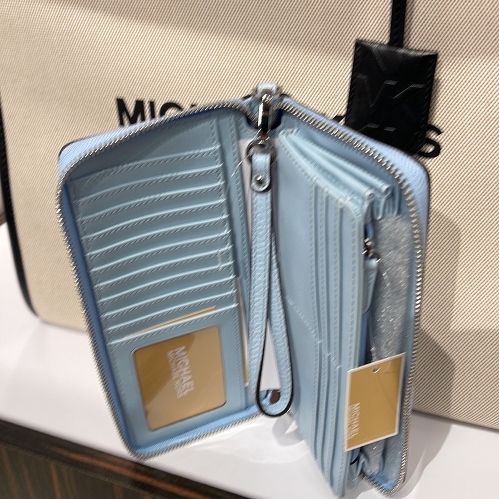 Brand New with Tag authentic Michael Kors Jet Set Travel Large Trvl CONTINENTAL - Picture 5 of 16